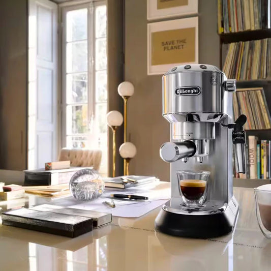 DeLonghi Machine à expresso manuelle Dedica – 15 bars, 1,1 L, Thermoblock, buse vapeur – EC685.M